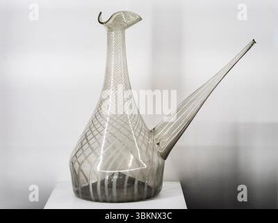 Weinkaraffe (porrón), mundgeblasenes und geformtes Glas mit Milcheinschlüssen, 18. Jahrhundert, anonymer Autor, Museum für Barock von Katalonien, Manresa, Spanien Stockfoto