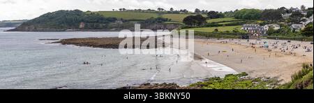 Panoramablick auf Gyllyngvase Beach, der am 31. Mai 2025 in Falmouth, Cornwall, Großbritannien, mit Sonnenanbetern und Schwimmern beschäftigt ist Stockfoto