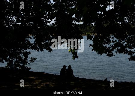 Mainz, Rheinland Pfalz, Deutschland. Juni 2025. Ein Paar verbringt den Nachmittag im Schatten des Rheins bei einer Hitzewelle in Mainz. (Kreditbild: © Matias Basualdo/ZUMA Press Wire) NUR REDAKTIONELLE VERWENDUNG! Nicht für kommerzielle ZWECKE! Stockfoto