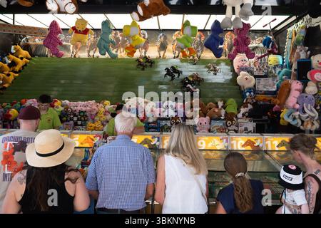 Mainz, Rheinland Pfalz, Deutschland. Juni 2025. Während der Mainzer Johannisnacht in Mainz spielen die Menschen Karnevalsspiele auf einer Messe. (Kreditbild: © Matias Basualdo/ZUMA Press Wire) NUR REDAKTIONELLE VERWENDUNG! Nicht für kommerzielle ZWECKE! Stockfoto