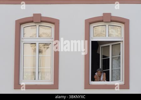 Mainz, Rheinland Pfalz, Deutschland. Juni 2025. Eine Frau schaut aus ihrem Fenster während einer Hitzewelle in Mainz. (Kreditbild: © Matias Basualdo/ZUMA Press Wire) NUR REDAKTIONELLE VERWENDUNG! Nicht für kommerzielle ZWECKE! Stockfoto