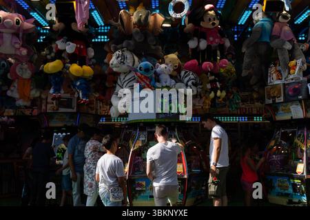 Mainz, Rheinland Pfalz, Deutschland. Juni 2025. Während der Mainzer Johannisnacht in Mainz spielen die Menschen Karnevalsspiele auf einer Messe. (Kreditbild: © Matias Basualdo/ZUMA Press Wire) NUR REDAKTIONELLE VERWENDUNG! Nicht für kommerzielle ZWECKE! Stockfoto
