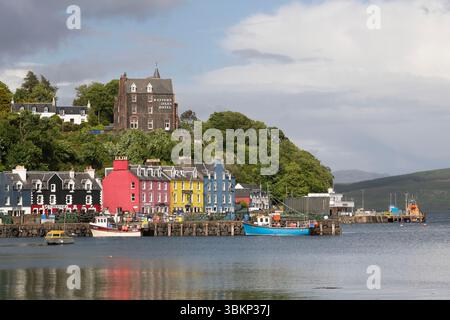 Ein Blick über die Tobermory Bay zum Fisherman's Pier, den hell bemalten Gebäuden an der Main Street und dem Western Isles Hotel Stockfoto