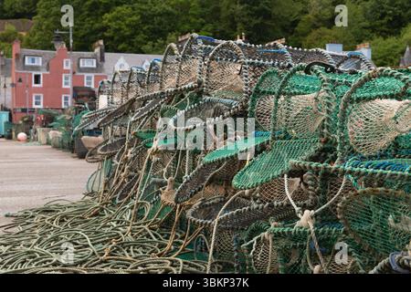 Hummerfallen und Angelausrüstung stapeln sich am Fisherman's Pier in Tobermory auf der Insel Mull Stockfoto