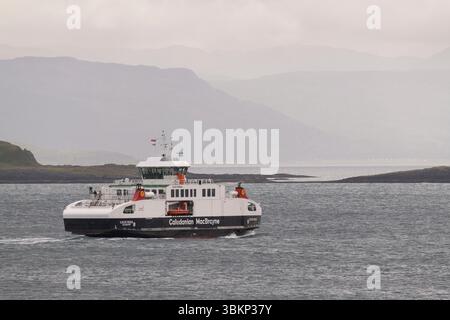 Die Caledonian MacBrayne (CalMac) Car Ferry MV Loch Frisa Segeln Sie vorbei an Eilean Musdile im Firth of Lorne auf dem Weg von Craignure nach Oban Stockfoto