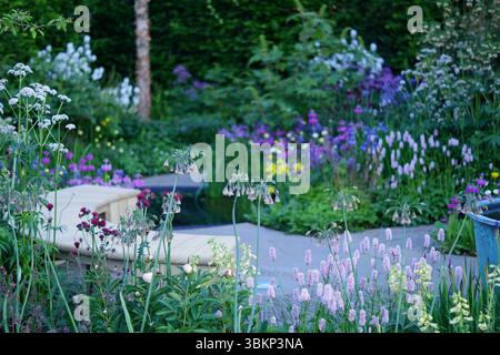 Ein Wochenende auf der Chelsea Blumenshow 2025, Gärten, Blumen, Töpfe, Statuen, Bilder, Kunst, Gemälde, chelsea Rentner und mehr. Stockfoto