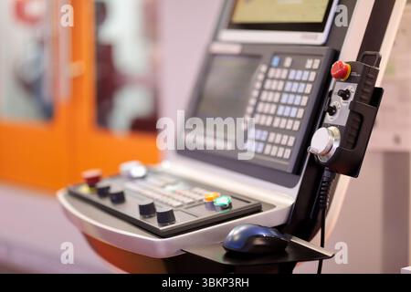 Mensch-Maschine-Schnittstelle oder HMI für eine CNC-Maschine. Selektiver Fokus. Stockfoto