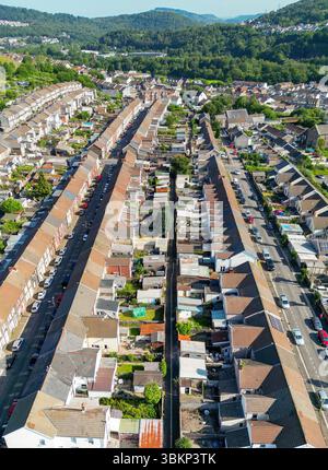 Treforest, Pontypridd, Wales, Vereinigtes Königreich - 19. Juni 2025: Aus der Vogelperspektive traditioneller Reihenhäuser in den Straßen von Treforest in Südwales. Stockfoto