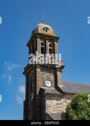 Steinglockenturm der Kirche Saint-Pierre in Crozon, Bretagne, Frankreich, an einem sonnigen Tag mit blauem Himmel zu sehen. Stockfoto