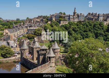 Erhöhter Panoramablick auf den Eingang zum Schloss Fougères und das mittelalterliche Stadtzentrum von Fougères, Bretagne, Frankreich, an einem sonnigen Sommertag. Stockfoto