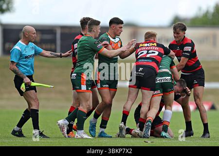 Leeds, Großbritannien. Juni 2025. Beide Teams treffen sich beim Betfred Championship Match Hunslet RLFC gegen Barrow Raiders im South Leeds Stadium, Leeds, Großbritannien, 22. Juni 2025 (Foto: Sam Eaden/News Images) Credit: News Images LTD/Alamy Live News Stockfoto
