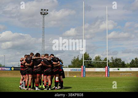 Barrow Huddle before the Betfred Championship Match Hunslet RLFC vs Barrow Raiders im South Leeds Stadium, Leeds, Großbritannien, 22. Juni 2025 (Foto: Sam Eaden/News Images) Stockfoto