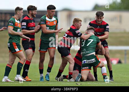 Beide Mannschaften kamen während des Betfred Championship Matches Hunslet RLFC gegen Barrow Raiders im South Leeds Stadium, Leeds, Vereinigtes Königreich. Juni 2025. (Foto: Sam Eaden/News Images) in Leeds, Großbritannien am 22.6.2025. (Foto: Sam Eaden/News Images/SIPA USA) Credit: SIPA USA/Alamy Live News Stockfoto
