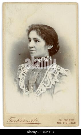 Original viktorianische Carte de Visite (Visitenkarte oder CDV) Profil einer viktorianischen Frau in ihren Zwanzigern, mit krausen Fransen und Chignon-Brötchen, hohem Spitzenkragen und Choker. Foto aus dem Studio von Freckleton & Co, 63 Long Row West, Nottingham, England, Großbritannien. Ca. 1898. Stockfoto