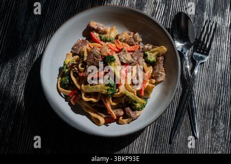 Pasta mit Rindfleisch, Pilzen und Gemüse. Stockfoto