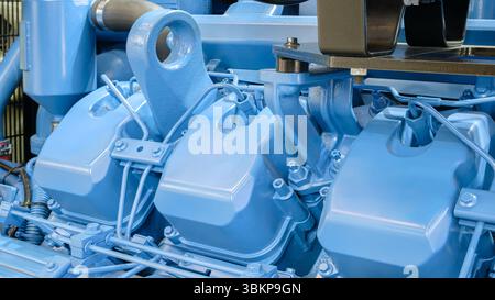 Blauer Motor mit drei Zylindern. Der Motor befindet sich in einem Werk Stockfoto