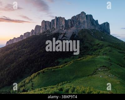 Blick über dem Nationalpark Bolschoy Tkhach im Kaukasus mit Sonnenuntergang Stockfoto