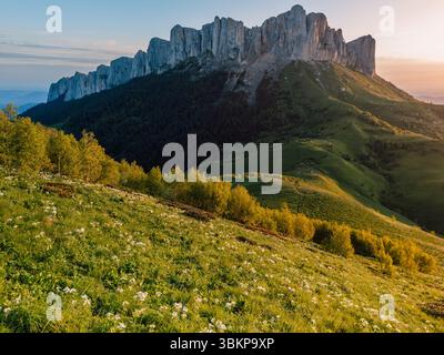 Panoramablick auf den Bolschoi-Tkhach-Berg im Kaukasus mit Sonnenuntergang oder Sonnenaufgang Stockfoto