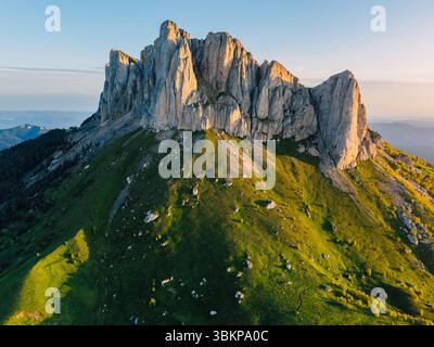 Panoramablick auf den Bolschoy Tkhach Berg im Kaukasus mit Sonnenuntergang oder Sonnenaufgang Stockfoto