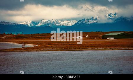 12. Februar 2025 – Landschaftsfoto über dem Wasser der schneebedeckten Berge in Ushuaia, Argentinien. Stockfoto