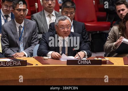 Bronx, New York, USA. Juni 2025. Botschafter Fu Cong von China spricht während der Notsitzung des Sicherheitsrats über die Situation im Nahen Osten, nachdem die USA am 22. Juni 2025 den Bombenanschlag auf drei iranische Atomanlagen angeordnet und durchgeführt hatten und während die Feindseligkeiten zwischen Israel und dem Iran mit Todesopfern von Zivilisten auf beiden Seiten im UN-Hauptquartier in New York andauern (Foto: © Lev Radin/ZUMA Press Wire). Nicht für kommerzielle ZWECKE! Stockfoto