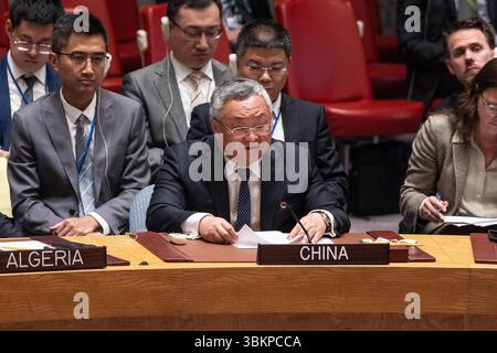 Bronx, New York, USA. Juni 2025. Botschafter Fu Cong von China spricht während der Notsitzung des Sicherheitsrats über die Situation im Nahen Osten, nachdem die USA am 22. Juni 2025 den Bombenanschlag auf drei iranische Atomanlagen angeordnet und durchgeführt hatten und während die Feindseligkeiten zwischen Israel und dem Iran mit Todesopfern von Zivilisten auf beiden Seiten im UN-Hauptquartier in New York andauern (Foto: © Lev Radin/ZUMA Press Wire). Nicht für kommerzielle ZWECKE! Stockfoto