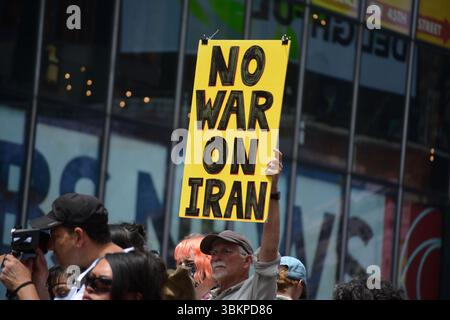 Demonstration am Times Square nach US-Luftangriffen auf iranische Atomanlagen. Stockfoto