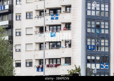 Oviedo, Spanien. Juni 2025. Häuser dekoriert, um Real Oviedos Beförderung in die erste Division zu feiern. Quelle: Javier Fernández Santiago / Alamy Live News. Stockfoto