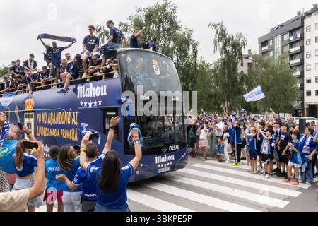 Oviedo, Spanien. Juni 2025. Der Bus, der die Spieler und das Coaching-Personal durch die Stadt bringt. Quelle: Javier Fernández Santiago / Alamy Live News. Stockfoto