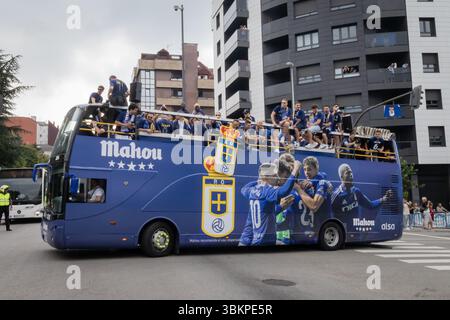 Oviedo, Spanien. Juni 2025. Der Bus, der die Spieler und das Coaching-Personal durch die Stadt bringt. Quelle: Javier Fernández Santiago / Alamy Live News. Stockfoto