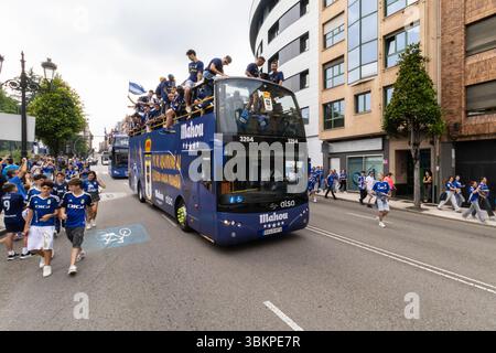 Oviedo, Spanien. Juni 2025. Der Bus, der die Spieler und das Coaching-Personal durch die Stadt bringt. Quelle: Javier Fernández Santiago / Alamy Live News. Stockfoto