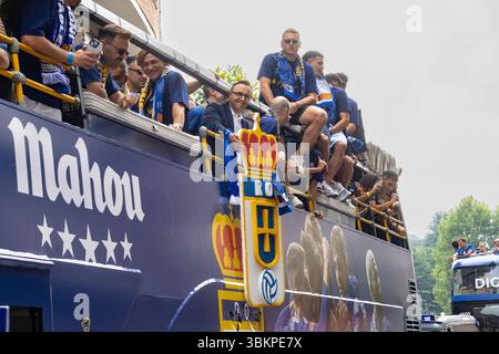 Oviedo, Spanien. Juni 2025. Spieler, Trainerpersonal und Management im Bus durch die Stadt Oviedo. Quelle: Javier Fernández Santiago / Alamy Live News. Stockfoto