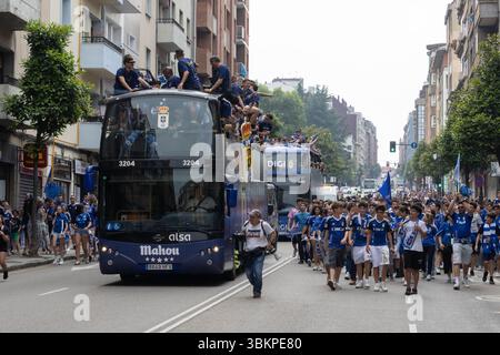 Oviedo, Spanien. Juni 2025. Fans, die den Bus mit echten Oviedo-Spielern, Trainerpersonal und Management begleiten. Quelle: Javier Fernández Santiago / Alamy Live News. Stockfoto