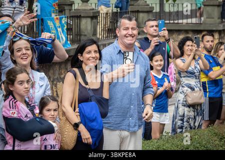 Oviedo, Spanien. Juni 2025. Fans warten auf die Ankunft der echten Oviedo-Spieler. Quelle: Javier Fernández Santiago / Alamy Live News. Stockfoto
