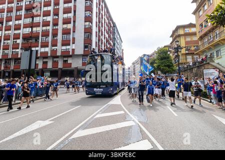 Oviedo, Spanien. Juni 2025. Fans, die den Bus mit echten Oviedo-Spielern, Trainerpersonal und Management begleiten. Quelle: Javier Fernández Santiago / Alamy Live News. Stockfoto