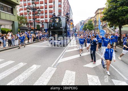 Oviedo, Spanien. Juni 2025. Fans, die den Bus mit echten Oviedo-Spielern, Trainerpersonal und Management begleiten. Quelle: Javier Fernández Santiago / Alamy Live News. Stockfoto