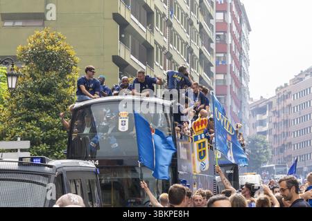 Oviedo, Spanien. Juni 2025. Echte Oviedo-Spieler im Bus, die durch die Straßen von Oviedo fahren. Quelle: Javier Fernández Santiago / Alamy Live News. Stockfoto