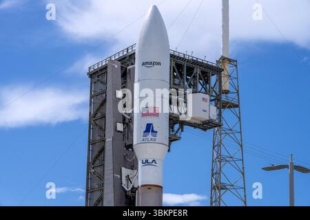 Cape Canaveral, Usa. Juni 2025. Die Atlas-V-Rakete der United Launch Alliance befindet sich am Sonntag, den 22. Juni 2025, auf dem Space Launch Complex 41 auf der Cape Canaveral Space Force Station in Cape Canaveral, Florida. Der erste Startversuch wurde 30 Minuten vor dem Abheben geschrubbt. Der Start der ULA ist nun für Montag, den 23. Juni, kurz nach Sonnenaufgang, geplant und wird die zweite Charge von Project Kuiper Satelliten für Amazon ins All bringen. Projekt Kuiper ist das Satelliten-Breitbandnetz von Amazon mit niedriger Erdumlaufbahn für Internetdienste auf der ganzen Welt. Foto: Pat Benic/UPI Credit: UPI/Alamy Live News Stockfoto