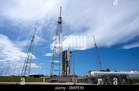 Cape Canaveral, Usa. Juni 2025. Die Atlas-V-Rakete der United Launch Alliance befindet sich am Sonntag, den 22. Juni 2025, auf dem Space Launch Complex 41 auf der Cape Canaveral Space Force Station in Cape Canaveral, Florida. Der erste Startversuch wurde 30 Minuten vor dem Abheben geschrubbt. Der Start der ULA ist nun für Montag, den 23. Juni, kurz nach Sonnenaufgang, geplant und wird die zweite Charge von Project Kuiper Satelliten für Amazon ins All bringen. Projekt Kuiper ist das Satelliten-Breitbandnetz von Amazon mit niedriger Erdumlaufbahn für Internetdienste auf der ganzen Welt. Foto: Pat Benic/UPI Credit: UPI/Alamy Live News Stockfoto