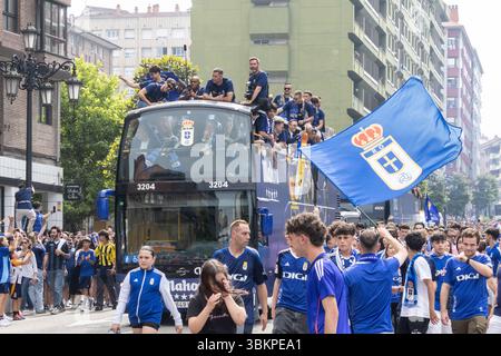 Oviedo, Spanien. Juni 2025. Fans, die den Bus mit echten Oviedo-Spielern, Trainerpersonal und Management begleiten. Quelle: Javier Fernández Santiago / Alamy Live News. Stockfoto