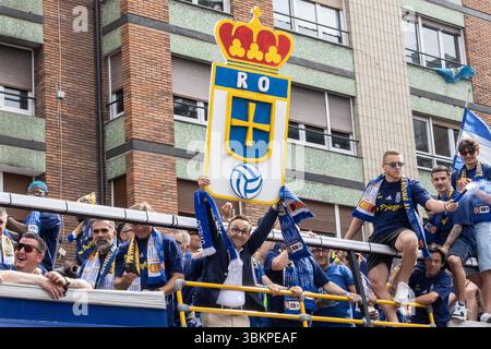 Oviedo, Spanien. Juni 2025. Der Vorstand feiert die Beförderung in die erste Division. Quelle: Javier Fernández Santiago / Alamy Live News. Stockfoto