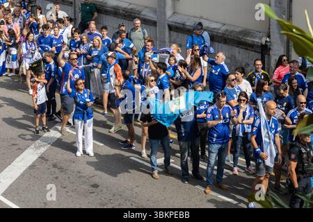 Oviedo, Spanien. Juni 2025. Echte Oviedo-Fans warten auf die Ankunft der Spieler. Quelle: Javier Fernández Santiago / Alamy Live News. Stockfoto