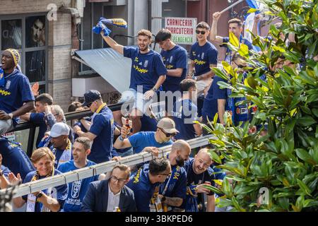 Oviedo, Spanien. Juni 2025. Spieler, Coaching-Mitarbeiter und Management im Bus, der die Straßen bereist. Quelle: Javier Fernández Santiago / Alamy Live News. Stockfoto