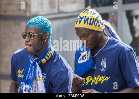 Oviedo, Spanien. Juni 2025. Kwasi Sibo und Chukwuma Eze echte Oviedo Spieler. Quelle: Javier Fernández Santiago / Alamy Live News. Stockfoto