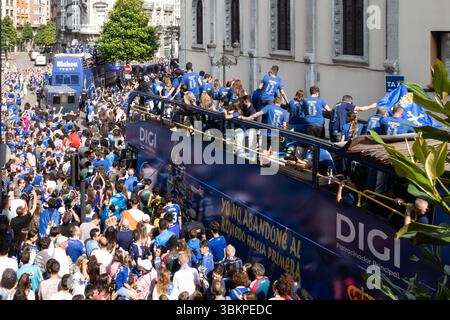 Oviedo, Spanien. Juni 2025. Fans, die den Bus mit echten Oviedo-Spielern, Trainerpersonal und Management begleiten. Quelle: Javier Fernández Santiago / Alamy Live News. Stockfoto