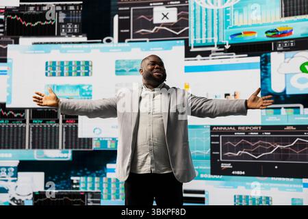 Junger schwarzer Administrator, der bei einer Veranstaltung ein visionäres Business Pitch leitet und das Publikum dazu anspornt, die Leistungskennzahlen zu erhöhen. Geschäftsmann, öffentlicher Redner, der eine Rede auf dem Kongress hält. Stockfoto