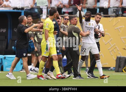 Charlotte, USA. Juni 2025. Antonio Rudiger von Real Madrid (r) streitet mit CF Pachuca während des Spiels Real Madrid gegen CF Pachuca FIFA Club World Cup im Bank of America Stadium in Charlotte. Der Bildnachweis sollte lauten: David Klein/Sportimage Credit: Sportimage Ltd/Alamy Live News Stockfoto