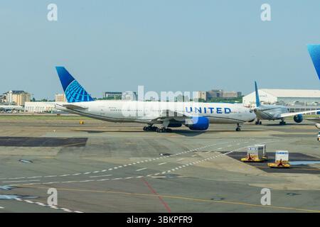Newark Liberty Airport, Newark, New Jersey - 22. Juni 2025 - United Airlines Flugzeug- und Bodenbetrieb an einem Tag mit frustrierenden Reiseverspätungen Stockfoto