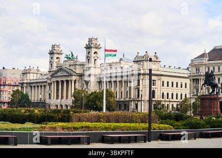 Ungarn, Budapest - 04.10.2022: Das Gebäude der ungarischen Nationalversammlung ist wirklich atemberaubend Stockfoto
