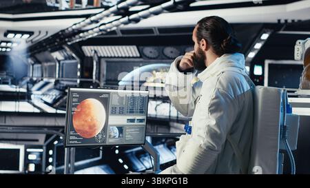 Astronauten fliegen zusammen auf einem Raumschiff, das den Mars erforscht, um wissenschaftliche Erkenntnisse zu fördern. Kosmonaut in einem Raumfahrzeug, das vor der Landung auf dem Roten Planeten einsatzbereit ist Stockfoto